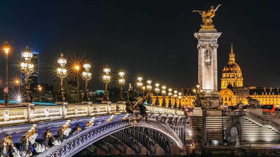 Paris: Illuminated Evening River Cruise & Waffle Tasting - A gentle introduction to Paris by night