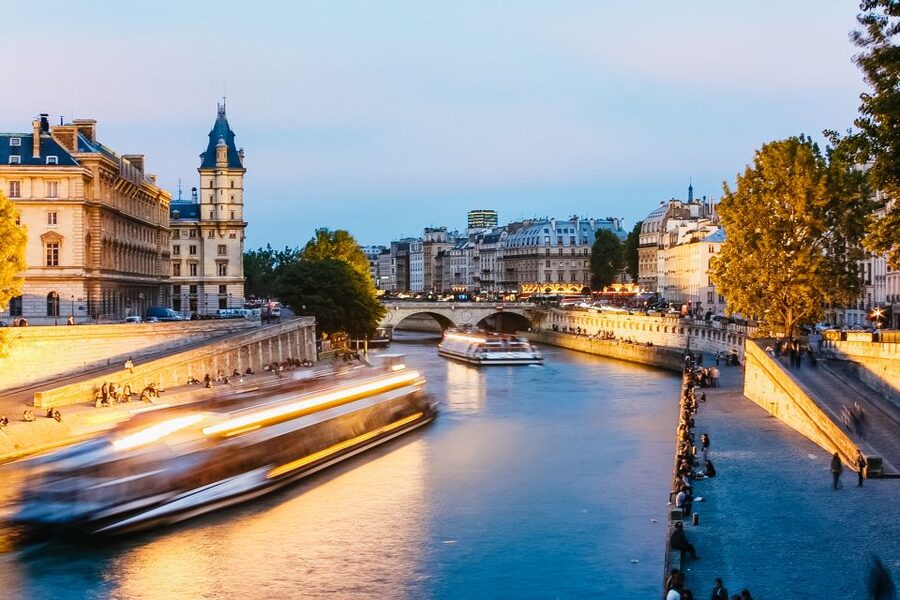Paris: Illuminated Evening River Cruise & Waffle Tasting - Choosing the right deck