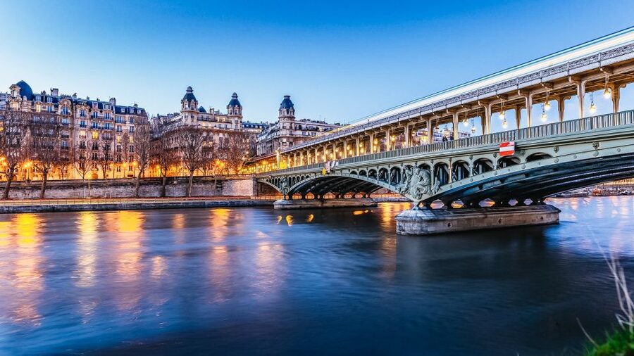 Paris: Illuminated Evening River Cruise & Waffle Tasting - Île de la Cité, the Conciergerie, and the Louvre