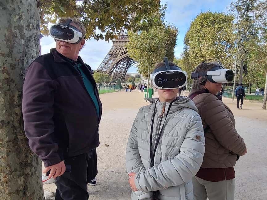 Paris : Immersive Eiffel Tower tour with virtual reality - Why the live guide changes the experience