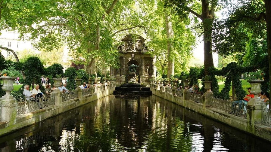 Paris: Latin Quarter Walking Tour with Local Guide - What the guide adds to a 90-minute walk