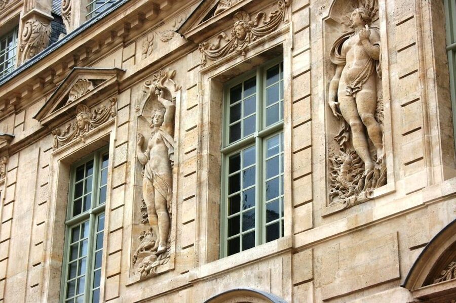 Paris: Le Marais Highlights Guided Small Group Walking Tour - Medieval Paris and the wall of Philippe Auguste