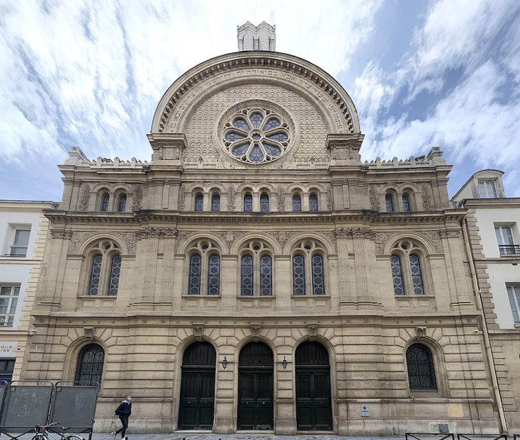 Paris: Le Marais & Montmartre Jewish History Walking Tour - The Shoah Memorial, a quiet and serious pause