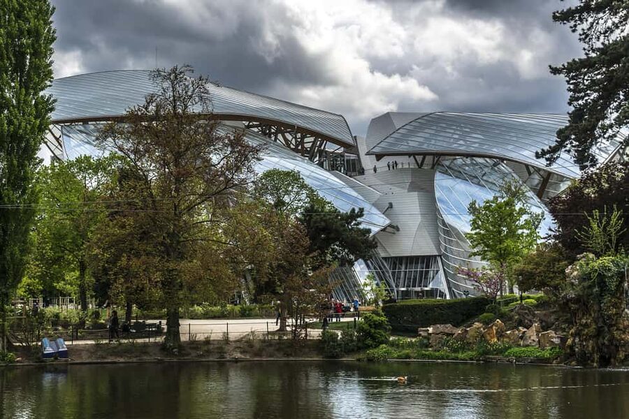 Paris: Louis Vuitton Foundation Exterior Tour with Entry - Walking through Jardin d’Acclimatation