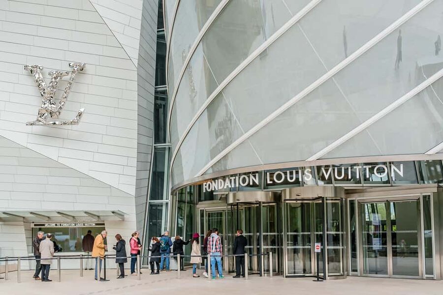 Paris: Louis Vuitton Foundation Exterior Tour with Entry - David Hockney or Frank Gehry?