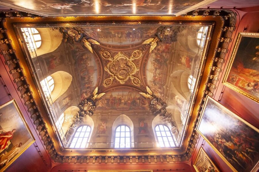 Paris Louvre: 2-Hour Private Tour for Groups or Families - Language choices and guide style