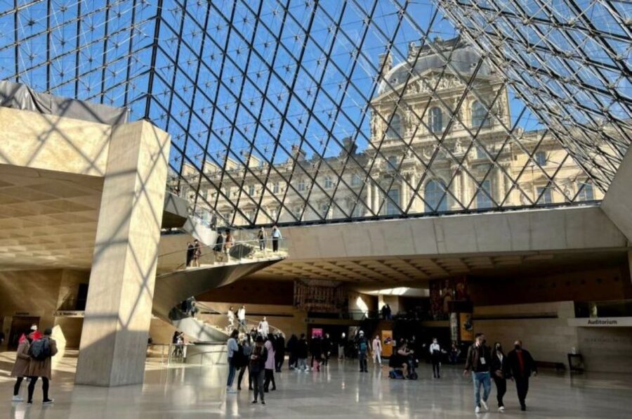 Paris Louvre Exclusive Semi Private Guided Tour Max 6 People - The Mona Lisa, famous for good reason and difficult to see