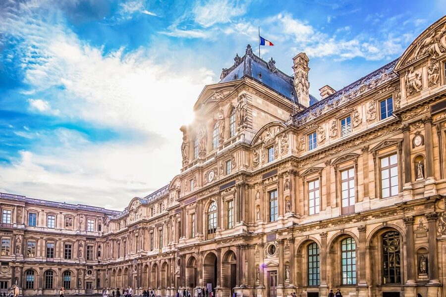Paris: Louvre Guided Tour with Reserved Access & Boat Cruise - What the one-hour Louvre route covers