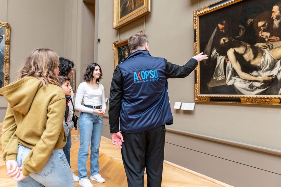 Paris: Louvre Masterpieces Private Tour with Reserved Entry - Crowds, pace, and the limits of two hours