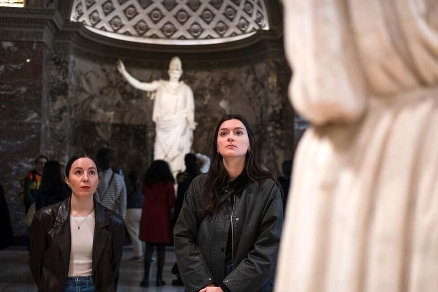 Paris: Louvre Masterpieces Tour with Pre-Reserved Tickets - What the guide adds to the visit