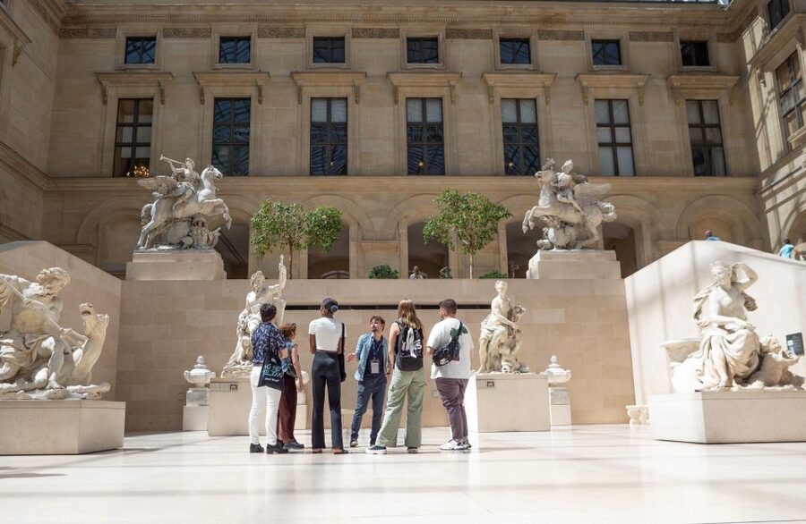 Paris: Louvre Museum Highlights and Mona Lisa Tour - Entering a former royal palace