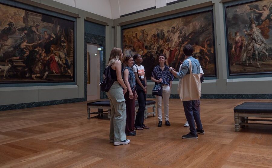 Paris: Louvre Museum Highlights and Mona Lisa Tour - Venus de Milo and the art of the iconic pose