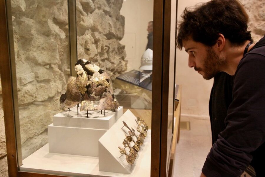 Paris: Louvre Museum Highlights and Mona Lisa Tour - The Mona Lisa and the crowded finish
