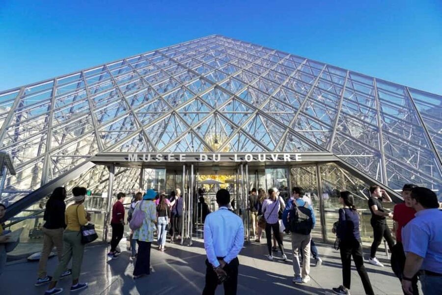 Paris: Louvre Museum Hosted Entry and Mona Lisa Audioguide - Getting inside with a timed Louvre ticket