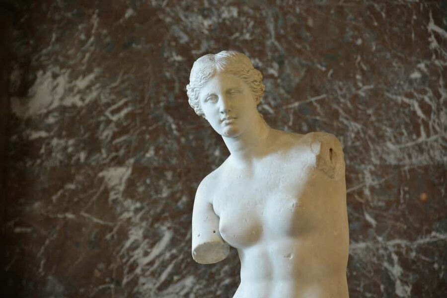 Paris: Louvre Museum Hosted Entry & Masterpieces Audio Guide - Key points to know before booking