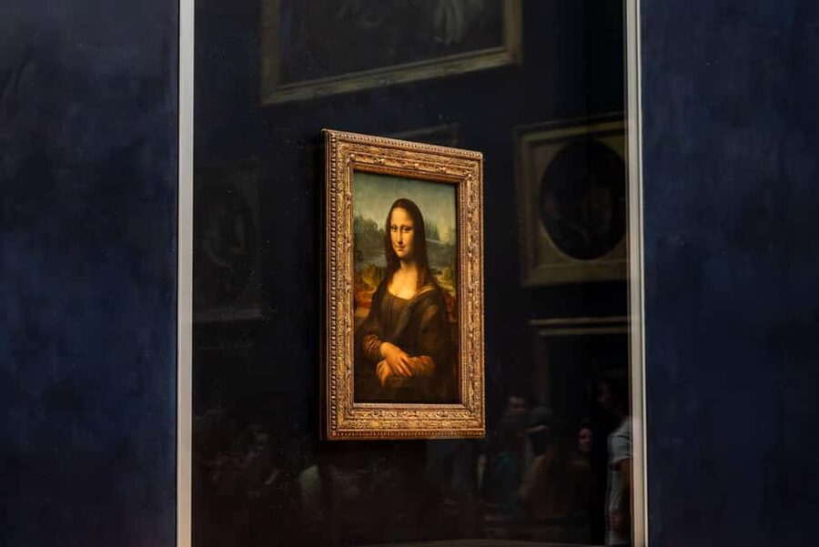 Paris: Louvre Must-See Tour with Reserved Entry Ticket - Language choices and guide style