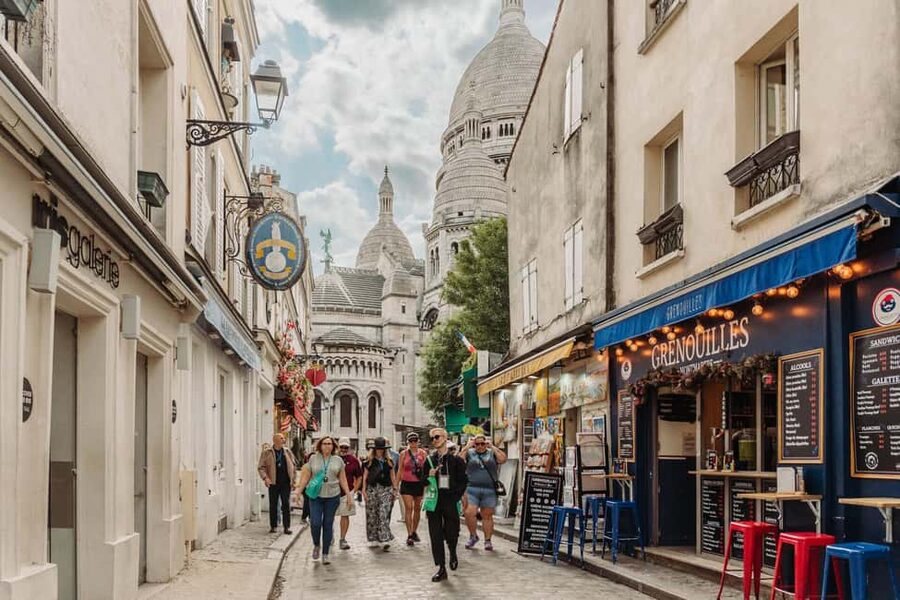 Paris: Louvre or Orsay, Eiffel Tower, City Walk & Cruise - Using the metro as part of the lesson