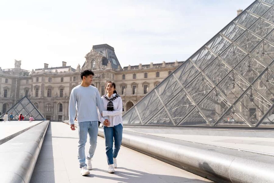 Paris: Louvre photoshoot or Seine bridges Eiffel Tower walk - Pose guidance makes the session easier