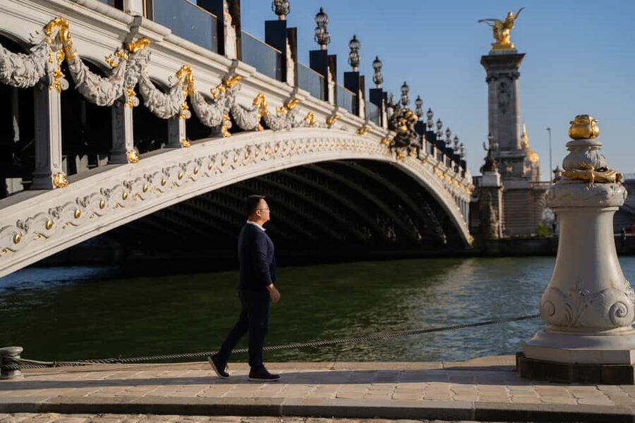 Paris: Louvre photoshoot or Seine bridges Eiffel Tower walk - What you receive for the price