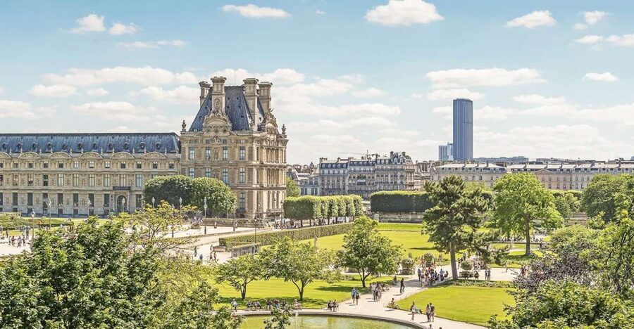 Paris: Louvre Private Family Tour for Kids + Reserved Entry - Meeting the guide at the Louis XIV statue