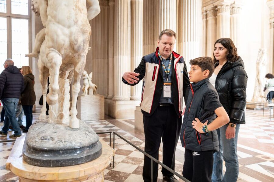 Paris: Louvre Private Family Tour for Kids + Reserved Entry - The Louvre building and the story around the art