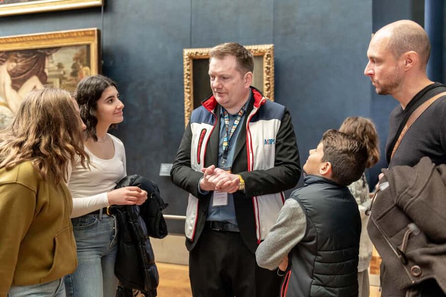 Paris: Louvre Private Family Tour for Kids + Reserved Entry - Meeting the Mona Lisa without losing the children