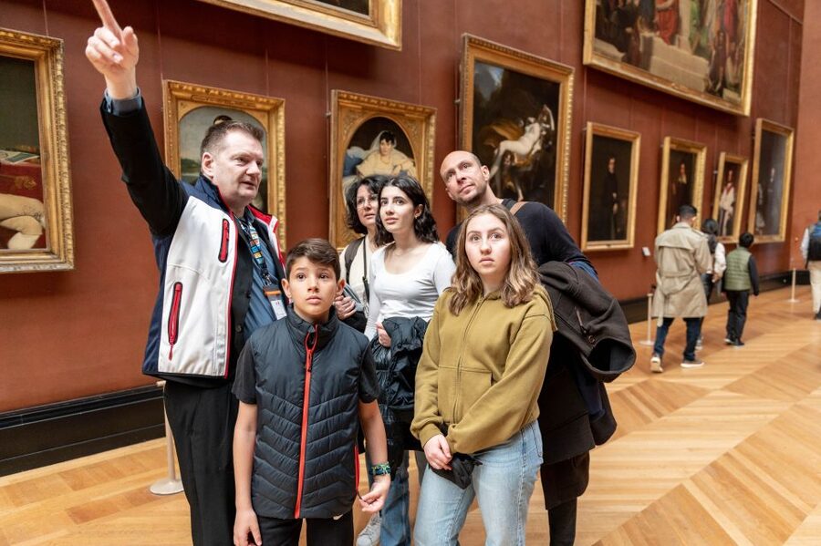 Paris: Louvre Private Family Tour for Kids + Reserved Entry - Venus de Milo and the appeal of incomplete art