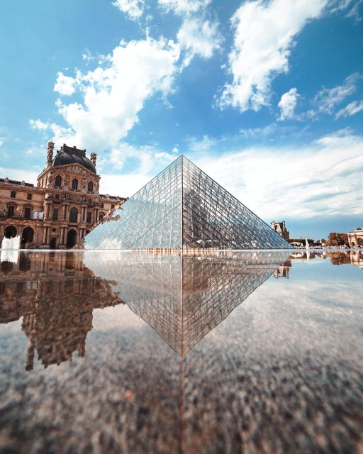 Paris: Louvre Ticket with Audioguide App and Seine Cruise - Using the audio guide among the masterpieces