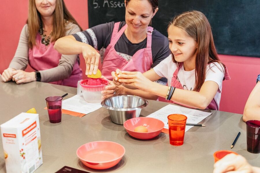 Paris: Macarons Cooking Class with Pâtisserie Chef Noémie - Making two flavors from scratch