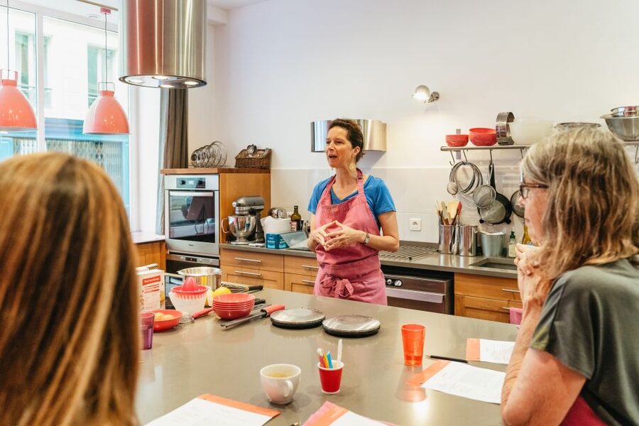 Paris: Macarons Cooking Class with Pâtisserie Chef Noémie - Piping, baking, and filling the shells