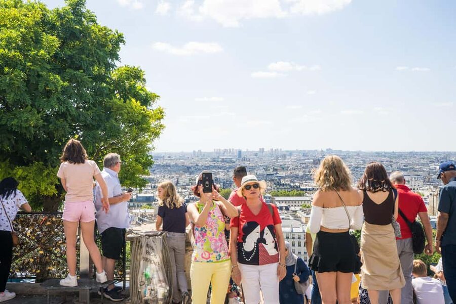Paris Montmartre: 2-Hour City Tour in German - Place du Tertre and the postcard Montmartre