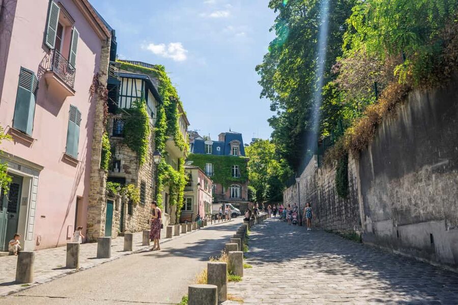 Paris Montmartre: 2-Hour City Tour in German - Clos Montmartre vineyard, a rural reminder