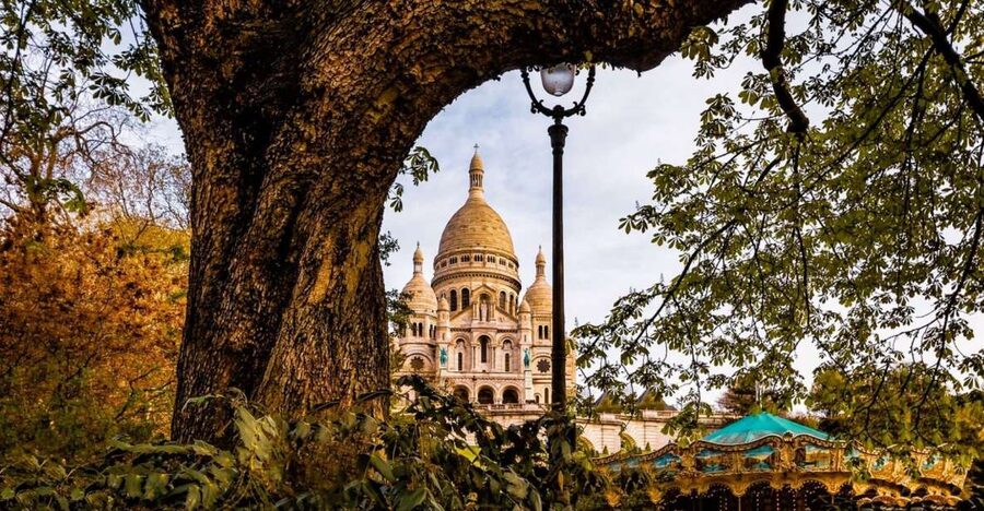 Paris: Montmartre Culture and Local Pastries Walking Tour - Sacré-Coeur and the hilltop views