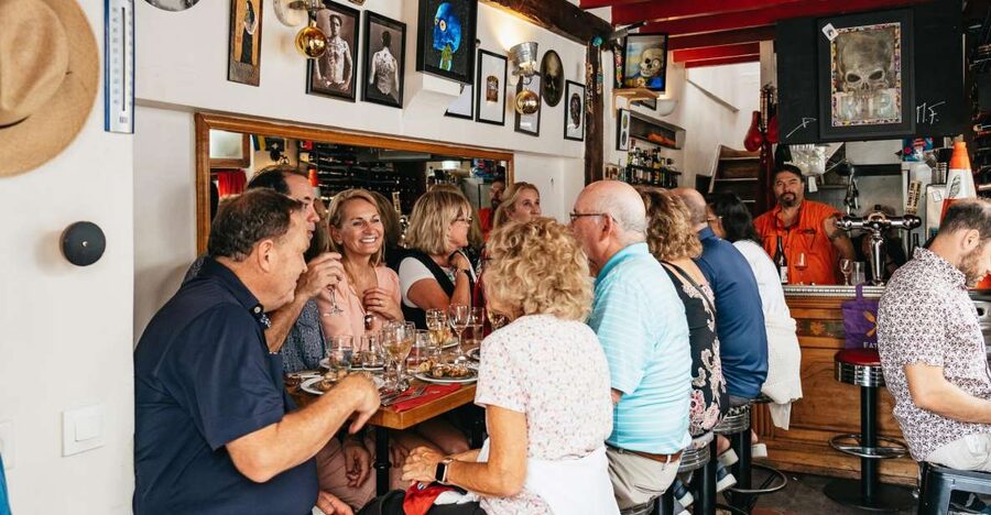 Paris: Montmartre Food and Wine Guided Tour - Seafood, wine, and a local institution
