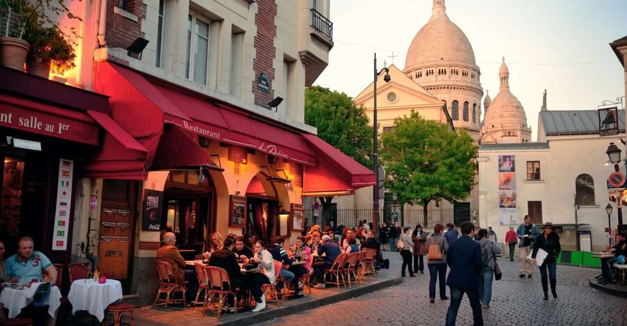 Paris: Montmartre Food Tour with Full Meal - Place des Abbesses and the pleasure of a seated pause