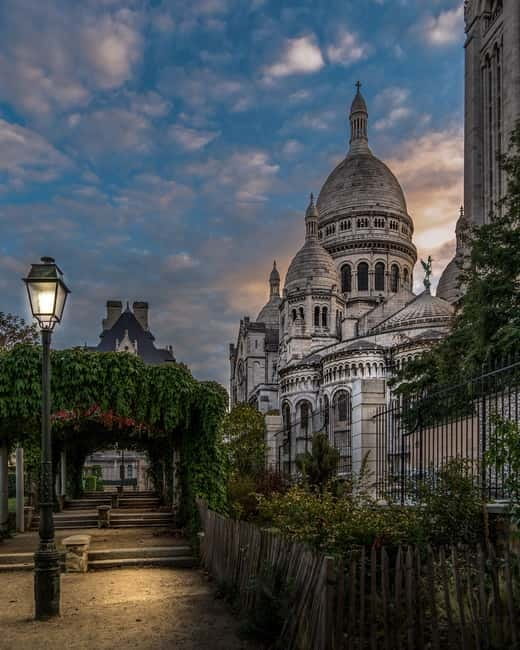 Paris: Montmartre Highlights Walking Tour with a Local Guide - Key points at a glance