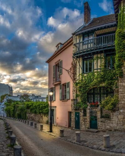 Montmartre Highlights Walking Tour with a Local Guide