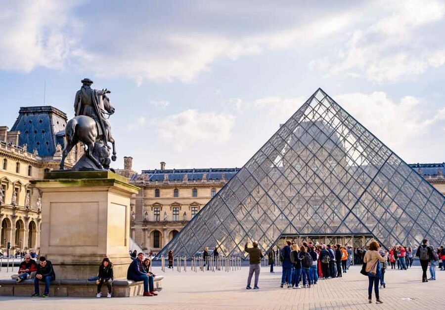 Paris: Montmartre, Notre-Dame, & Louvre Tour with Cruise - Using the metro to reach the Louvre