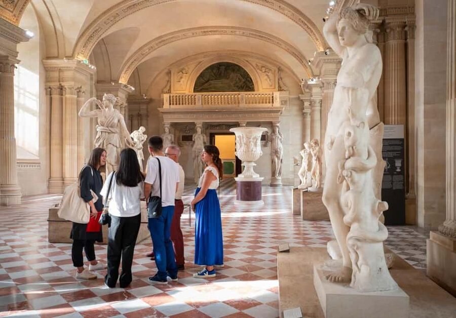 Paris: Montmartre, Notre-Dame, & Louvre Tour with Cruise - The Louvre in 90 focused minutes
