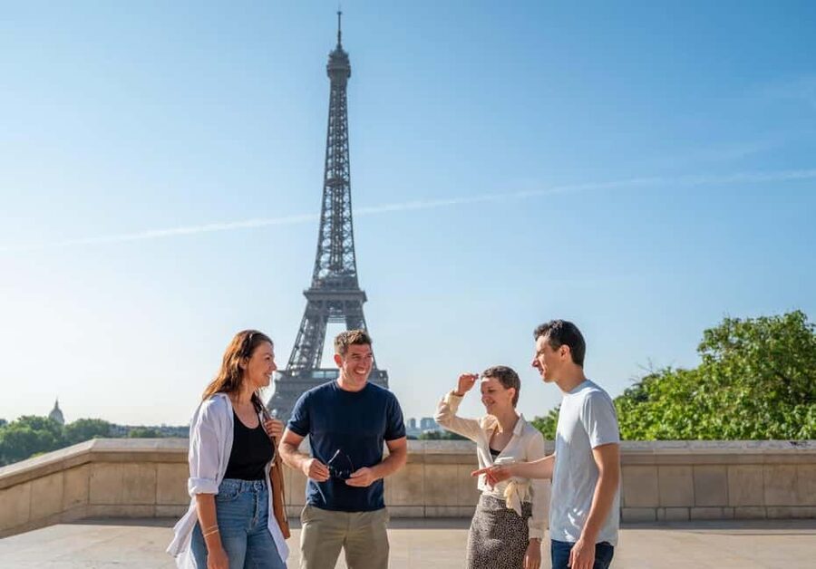 Paris: Montmartre, Notre-Dame, & Louvre Tour with Cruise - Starting in Montmartre at Place des Abbesses