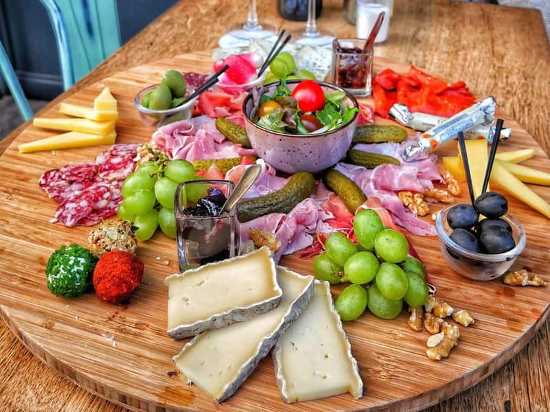Paris: Montmartre/Pigalle Foodie Tour with Tastings - The guides shape the evening