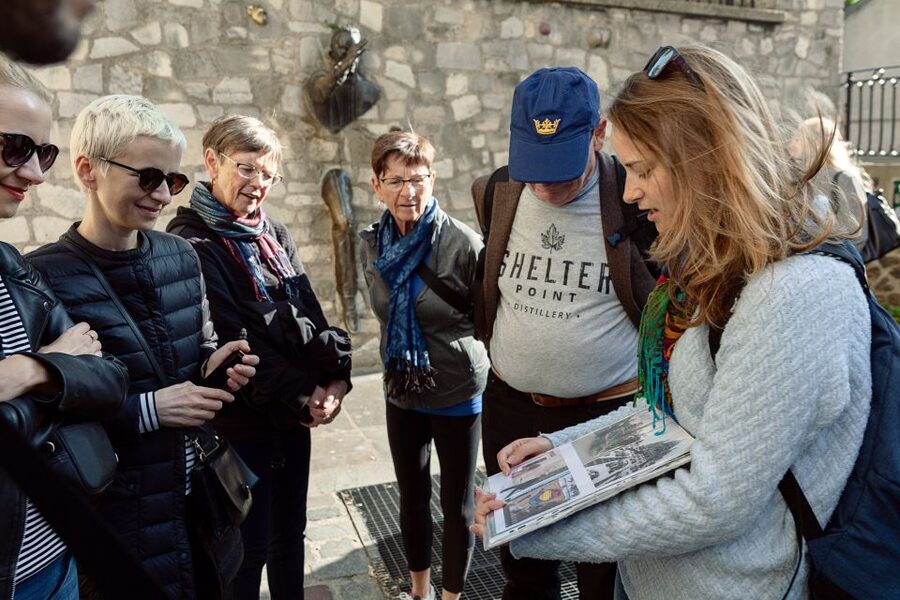Paris: Montmartre Street Art Tour with an Artist - Finding art in the backstreets