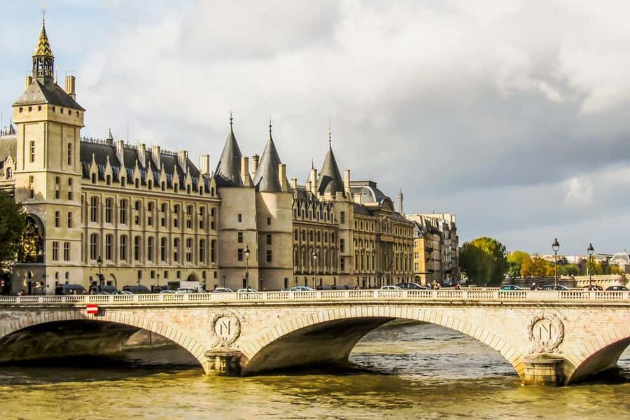 Paris: Notre Dame and Île de la Cité Walking Tour - Walking the island after Notre-Dame