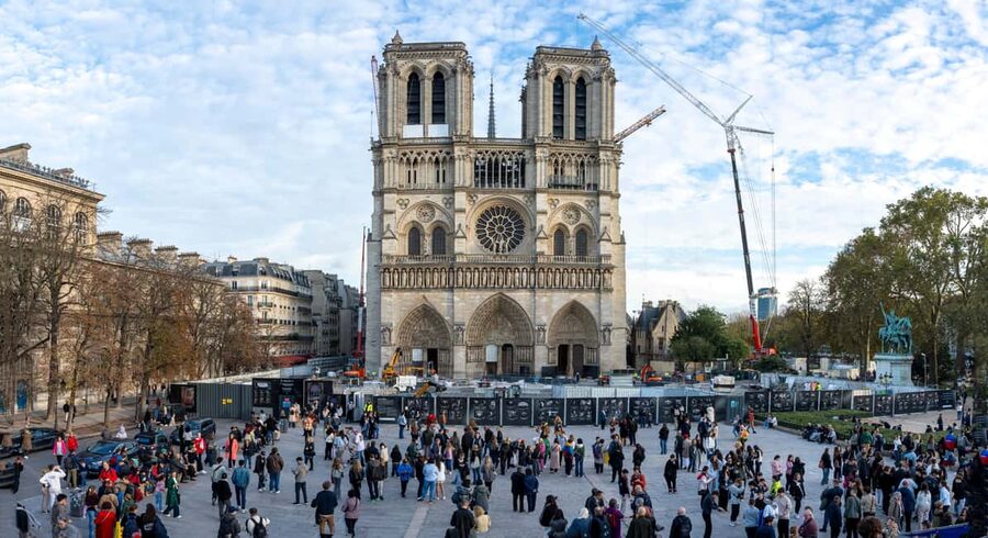 Paris: Notre Dame Cathedral Exterior Tour with Free Entry - What happens after the one-hour walk