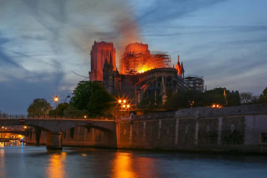 Paris: Notre Dame Cathedral Exterior Tour with Free Entry - Meeting at three possible starting points