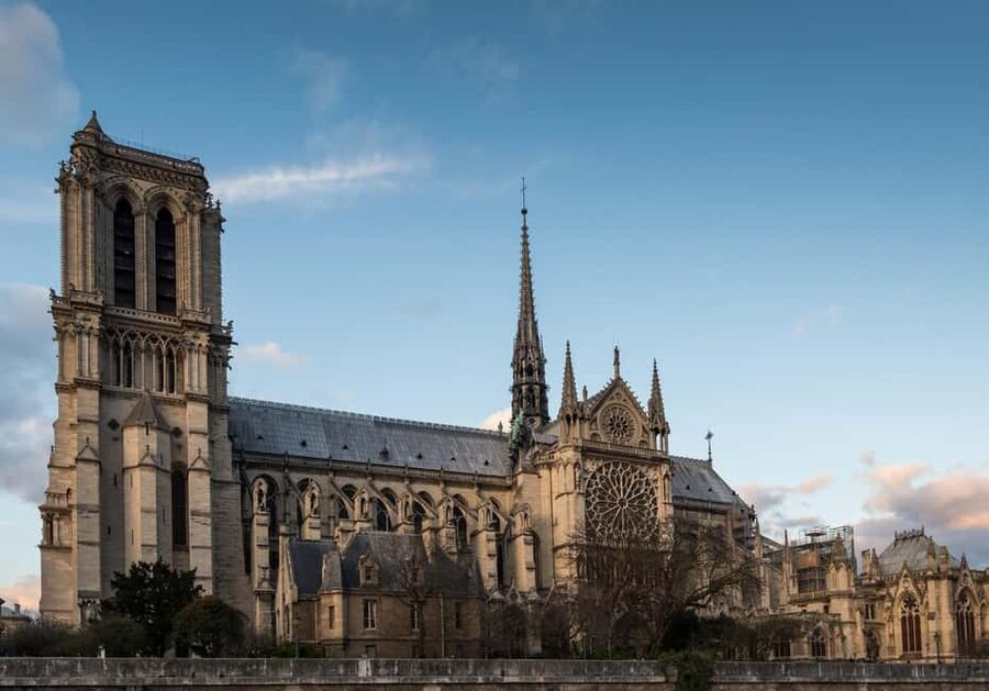 Paris: Notre Dame Outdoor Tour with Sainte-Chapelle / Crypt. - Reading Notre Dame from Pont au Double