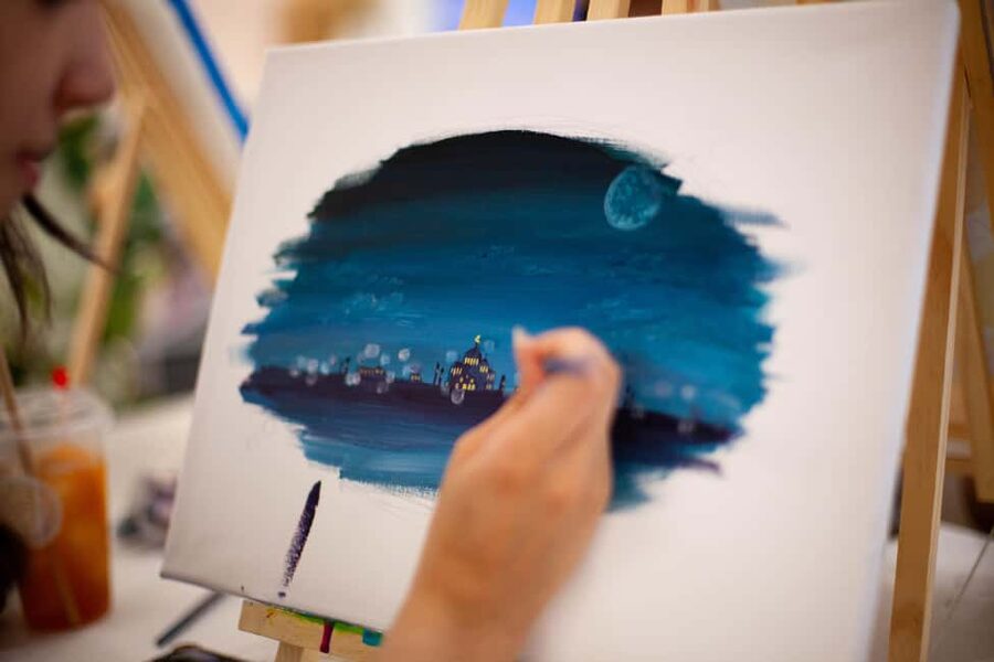 Paris : Painting experience in an art cafe - The blank canvas is both freedom and challenge