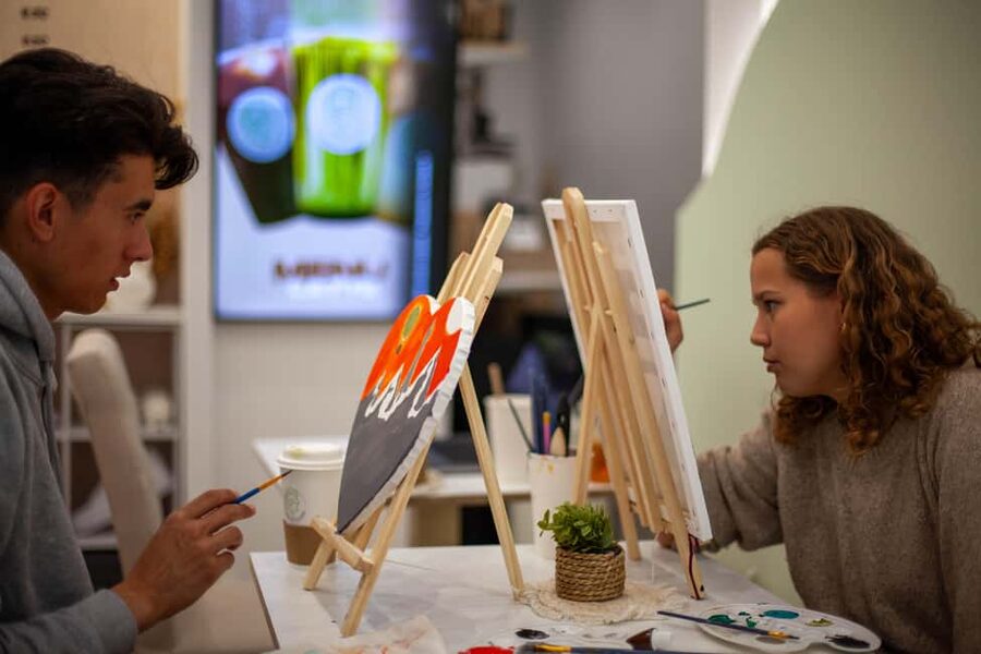 Paris : Painting experience in an art cafe - Gentle guidance instead of a formal lesson
