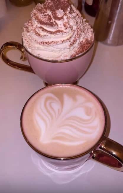 Paris : Painting experience in an art cafe - Coffee, matcha, and hot chocolate are part of the appeal
