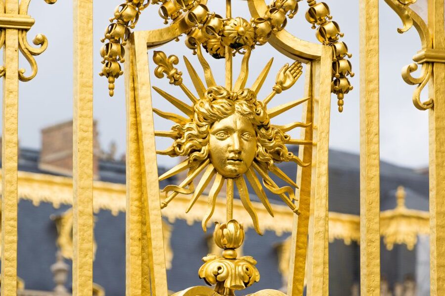 Paris: Palace of Versailles Guided Tour with Bus Transfers - Who should book this Versailles tour?
